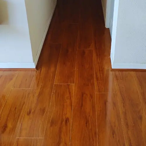 PISO-FLOTANTE-BRILLANTE-INSTALADO-CARAMELO
