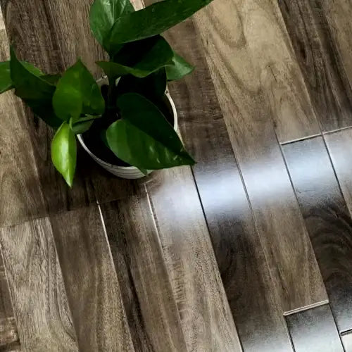 PISO-FLOTANTE-BRILLANTE-INSTALADO-GRIS-STREP
