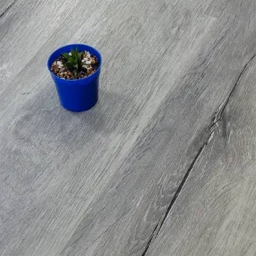 PISO-VINILICO-CLICK-INSTALADO-GRIS-1